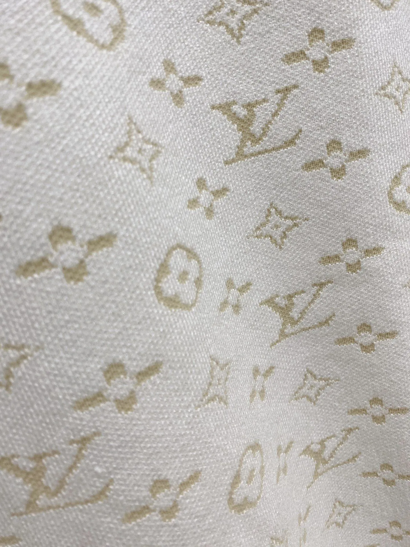 🅿️440 [LV Louis Vuitton] Autumn and winter classic lapel sweater, in full condition! ! ! Wool blended fabric, the latest model in 2025, golden ratio! ! Slim-fitting soft gold, versatile and practical item, the combination and practicality are extremely powerful, simple and elegant, and classy! To create your own style, it is highly recommended to buy it in two colors. The standard slim fit tailoring process is suitable for both young and old men. It is knitted from wool and will not cause any discomfort! While keeping warm, it is stylish, textured and wearable, and the classic logo with contrasting colors on the chest feels in place! ! Recommended for regular customers! ! Size M-3XL (maximum wear: 190 pounds)